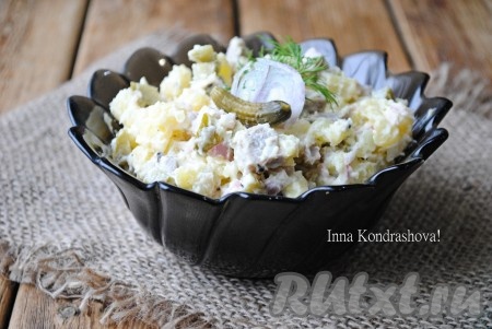 Салат со свининой и солеными огурцами получается и сытным, и вкусным, разложить его по креманкам или выложить в одну салатницу и подать на стол.
