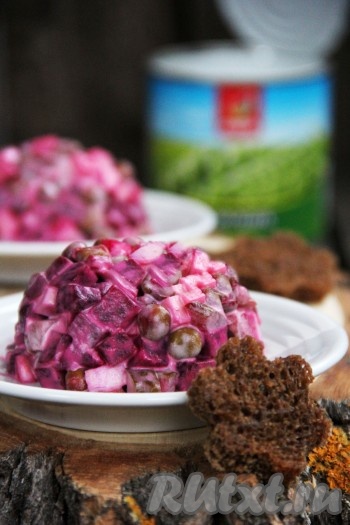 Салат из свеклы, сыра и солёных огурцов