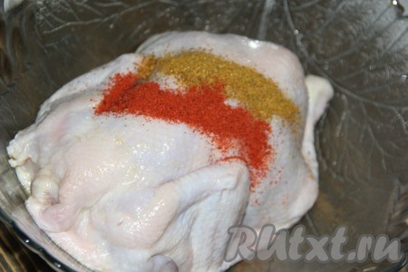 Для начала замаринуем курицу. Курицу вымыть под проточной водой, затем обсушить бумажным полотенцем. Смазать курицу оливковым маслом, затем добавить соль и специи.