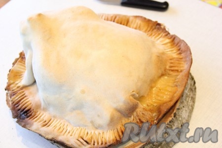 Поставить противень с курицей в тесте в разогретую духовку и запекать при температуре 200 градусов 1 час, затем убавить температуру до 170 градусов и запекать ещё 30 минут. Далее выключить духовку, оставить курочку "отдохнуть" в духовке на 20-30 минут.
