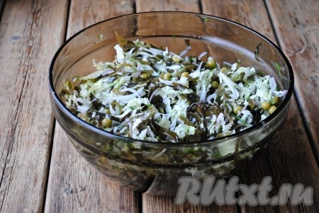 Салат посолить по вкусу, заправить растительным маслом, перемешать.&nbsp;
