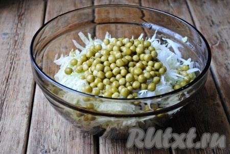 С консервированного горошка слить жидкость (она нам не понадобится), добавить горошек в салат из пекинской капусты и морской капусты. 