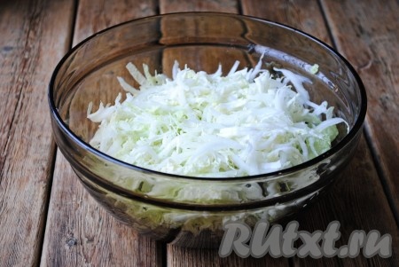 Пекинскую капусту мелко нашинковать и выложить к морской капусте.
