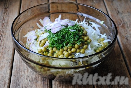 Лук очистить, нарезать тоненькими полукольцами и вместе с мелко порубленным укропом добавить в салат.&nbsp;
