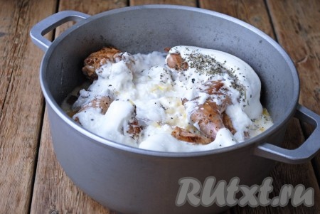 Влить воду и поставить кастрюлю на огонь.&nbsp;
