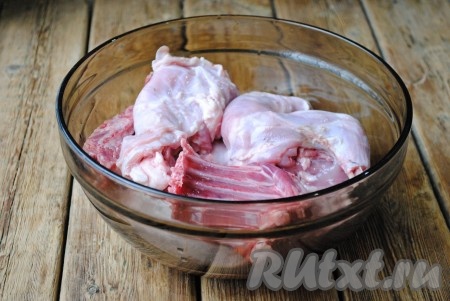 Тушку кролика хорошо промыть под проточной водой, обсушить и нарезать на порционные кусочки.&nbsp;
