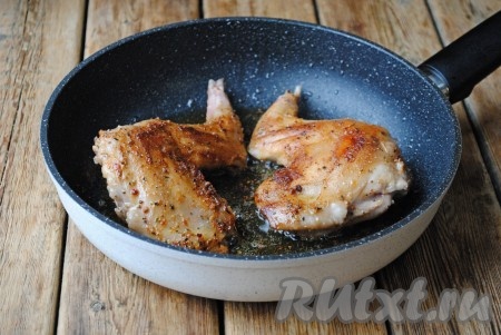 Разогреть на сковороде растительное масло, выложить кусочки кролика и обжарить до золотистой корочки со всех сторон. Жарить на сильном огне, мясо кролика должно подрумяниться, а не приготовиться.