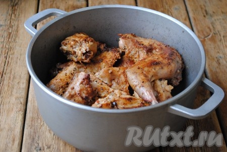 Обжаренные кусочки переложить в толстостенную кастрюлю или казан.&nbsp;
