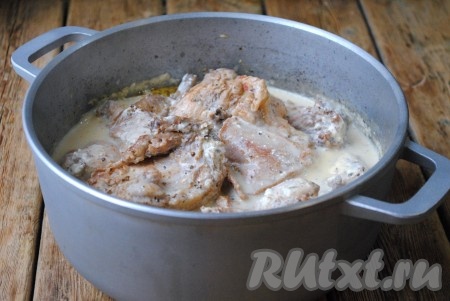 Довести до кипения, уменьшить огонь и тушить под крышкой 1-1,5 часа. Время приготовления будет зависеть от возраста кролика и от размера мясных кусочков. Готовое мясо должно легко прокалываться ножом или вилкой.&nbsp;
