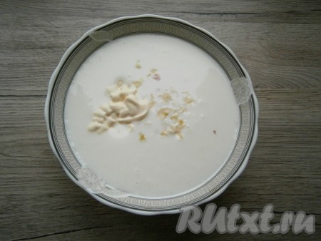 Приготовить заливку: смешать сметану с водой, добавить соль, майонез и измельченный чеснок, перемешать.
