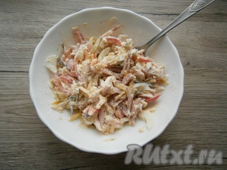 Тщательно перемешать салат.
