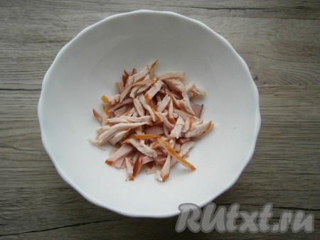 Копченую курицу освободить от костей и шкуры (если таковые имеются), нарезать тонкой соломкой.
