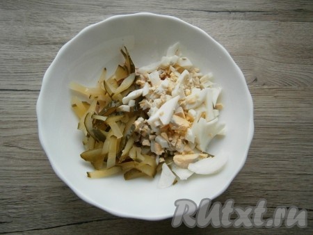 Яйца и чеснок очистить, освободить болгарский перец от семян. К нарезанной курице добавить нарезанные соломкой маринованный огурец и вареные яйца.
