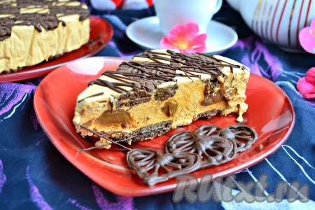 Это отрезанный кусочек этого необычайного торта-мороженого, приготовленного в домашних условиях.