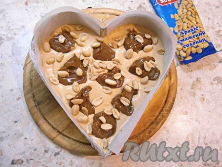 Посыпать половиной соленого арахиса.
