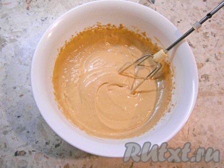 Взбить сливки со сгущенкой миксером до пышного кремообразного состояния.