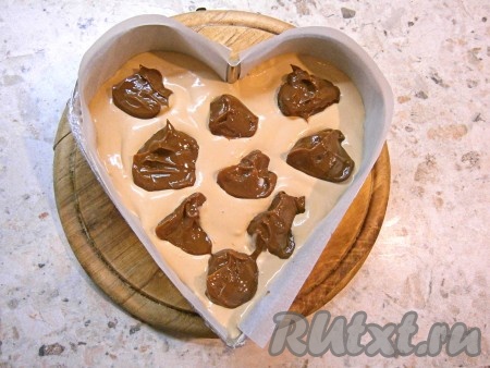 Половиной получившейся сливочной массы залить печенье, разровнять. Далее выложить оставшуюся сгущенку ложкой в виде комочков. Советую использовать не всю сгущенку, если не любите слишком сладкие десерты.