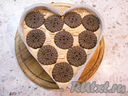 Сверху выложить оставшееся печенье, вдавливая его. Оставить при комнатной температуре минут на 15.
