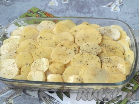 Картошку выложить сверху мяса внахлёст.