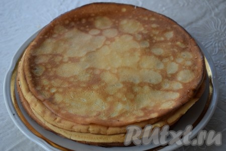 Когда блины остынут и станут теплыми, можно смазать их начинкой.
