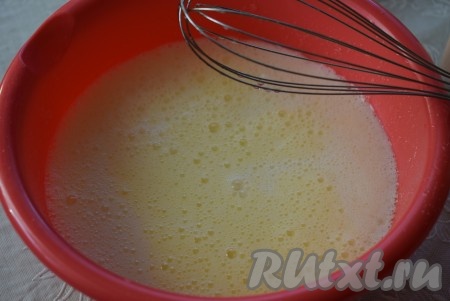Добавляем молоко и тщательно перемешиваем массу миксером.
