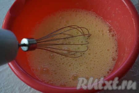 Венчиком взбиваем ингредиенты в миске до растворения сахара.
