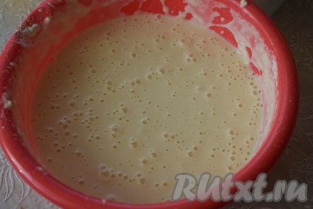 Тесто для блинчиков должно получиться не очень жидким.
