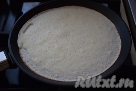 Печем блины на среднем огне по 2-3 минуты (до румяности) с каждой стороны.
