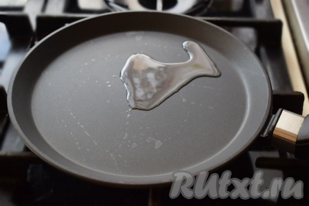 Из готового теста печем блины на хорошо разогретой сковороде, которую перед выпеканием первого блинчика надо смазать растительным маслом.
