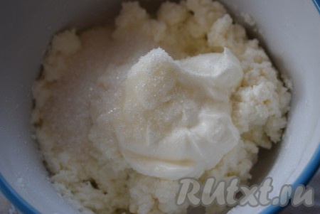 Рикотту кладем в миску, добавляем к ней сметану и сахар, аккуратно перемешиваем до однородности. Начинка готова, к ней можно добавить сухофрукты, нарезанные на кубики, или свежие ягоды.
