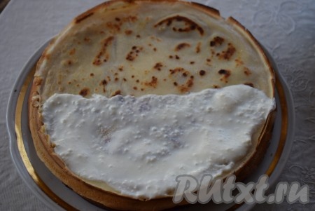 Для этого берем блин и наносим на половину блинчика начинку из рикотты. Накрываем стороной без начинки и сворачиваем кулечком.