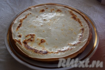 Готовые блинчики снимаем со сковороды и смазываем сливочном маслом.
