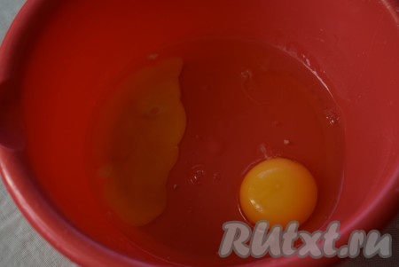 Делаем тесто для блинов, для этого в миску вбиваем яйца.