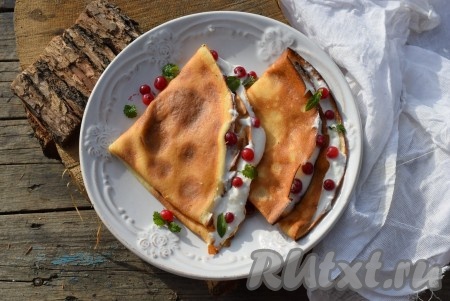 Украшаем наши блины с рикоттой ягодами и подаем к чаю или кофе.
