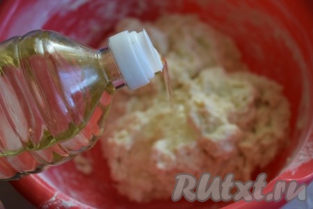 Замешиваем мягкое, эластичное тесто. При замесе по чуть-чуть добавляем растительное масло.
