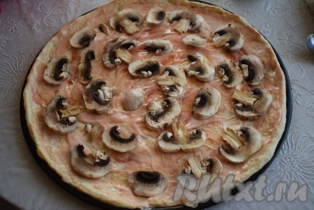 Сверху майонеза с кетчупом&nbsp;выкладываем нарезанные на пластины шампиньоны.
