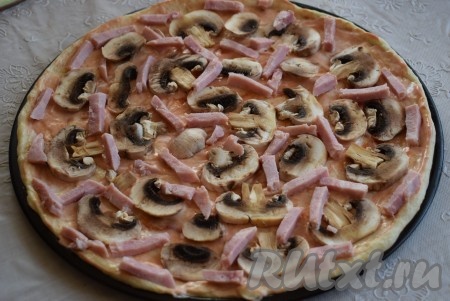 Ветчину нарезаем на брусочки и выкладываем между шампиньонами, посыпаем итальянскими травами.
