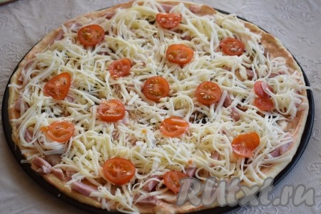 Поверх сыра выкладываем помидорчики черри, нарезанные на кружочки.
