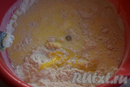 Вливаем молоко с маслом к муке и вбиваем яйцо.
