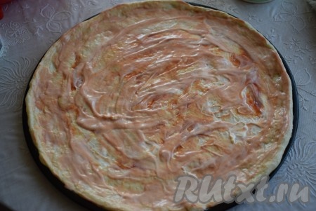 Тесто покрываем смесью кетчупа и майонеза.
