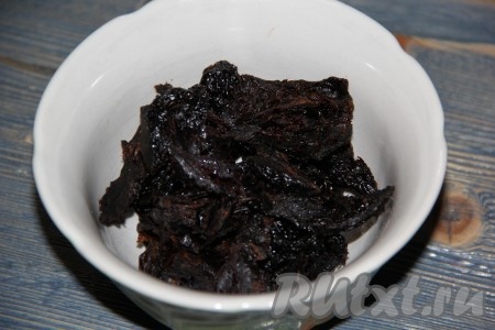 Пока наше тесто отдыхает, займёмся начинкой. Сухофрукты (чернослив и курагу) обдать кипятком и откинуть на дуршлаг.
