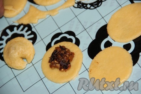 На тесто (в центр каждого кружка) выложить небольшое количество начинки. Закрепить края каждого кружка и сформировать пельмешку.
