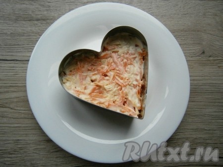 Слой моркови и чеснока хорошо смазать майонезом.
