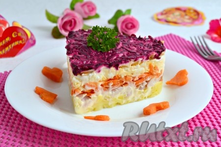 Убрать формочку. Красивый и очень вкусный праздничный салат "Сердце" поместить в холодильник минут на 20, затем украсить зеленью и морковью, вырезанной в форме сердечек, подать к столу.