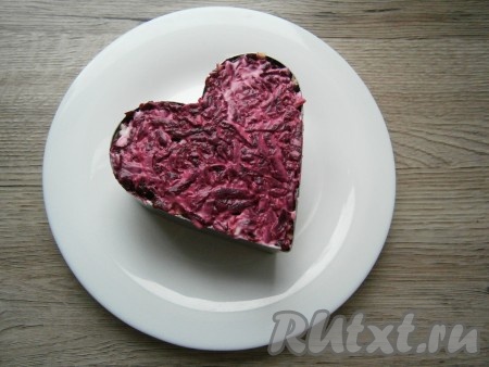 И последним слоем выложить натертую на крупной терке свеклу, салат хорошенько утрамбовать, сверху свеклу чуть смазать майонезом, чтобы не потерялся ее цвет.