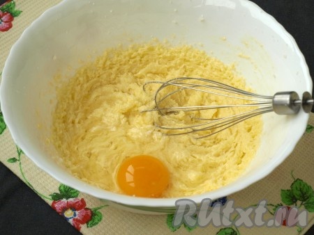 В другой миске хорошо взбить при помощи венчика мягкое сливочное масло с сахаром и ванилином. Затем в смесь масла и сахара по одному добавлять яйца, взбивая после каждого.
