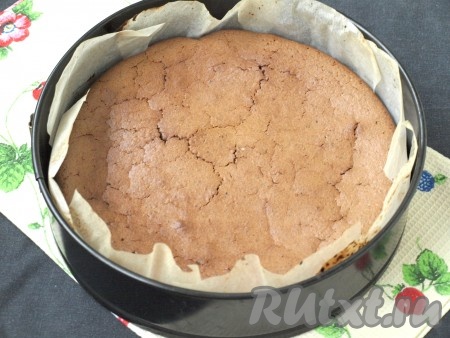 Духовку разогреть до 180 градусов и выпекать манник 1 час. Для того чтобы проверить готовность этого манника, его нужно с краю (там где нет шоколадной плитки) проколоть зубочисткой (если манник готов - зубочистка останется сухой).
