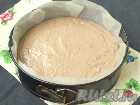 Затем сверху вылить оставшееся тесто.