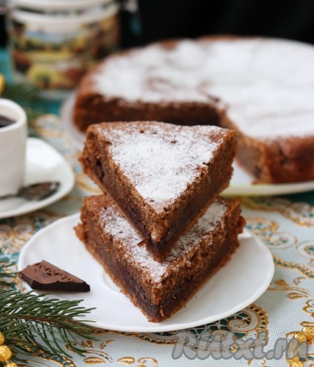 Выпечку полностью остудить, затем можно разрезать на порции и угощать своих близких. Шоколадный манник, замешанный на сметане, получается очень вкусным, попробуйте!
