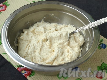 В миске смешать сметану и манную крупу, оставить на 1 час, чтобы манка разбухла.